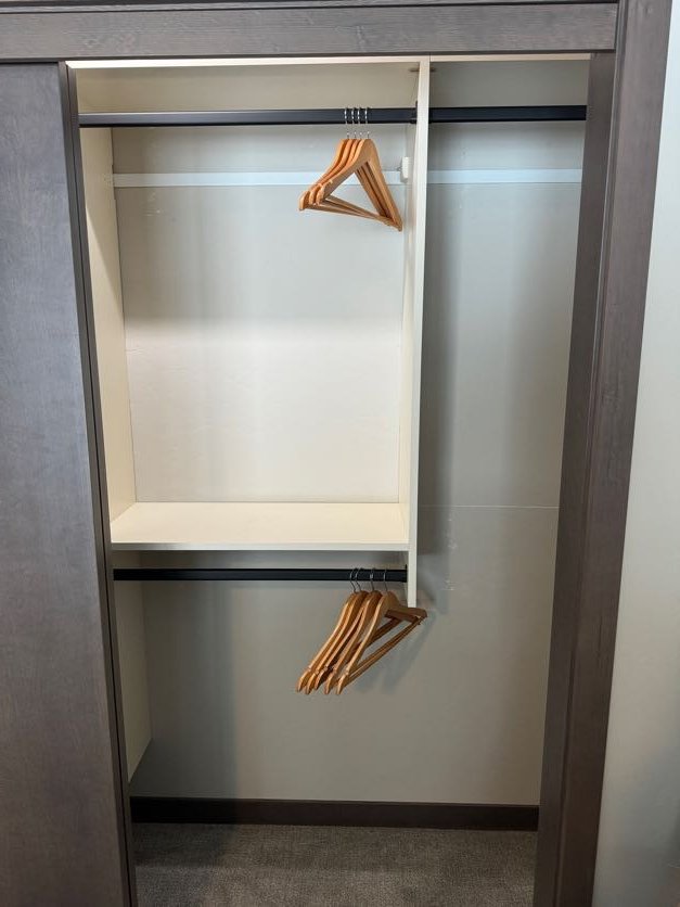 Walk-In Closet in Cle Elum — CM-096