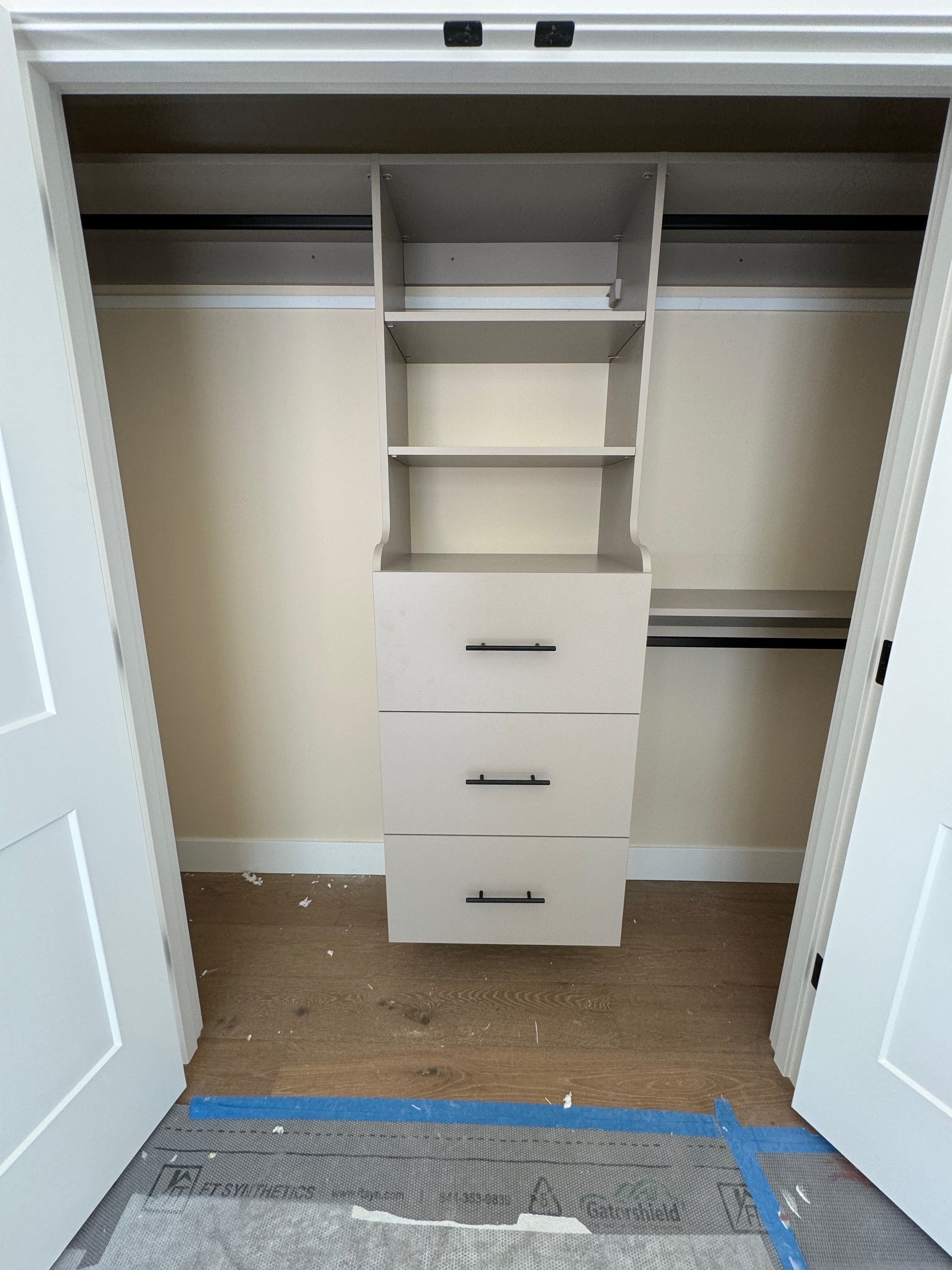 Walk-In Closet in Cle Elum — CM-111