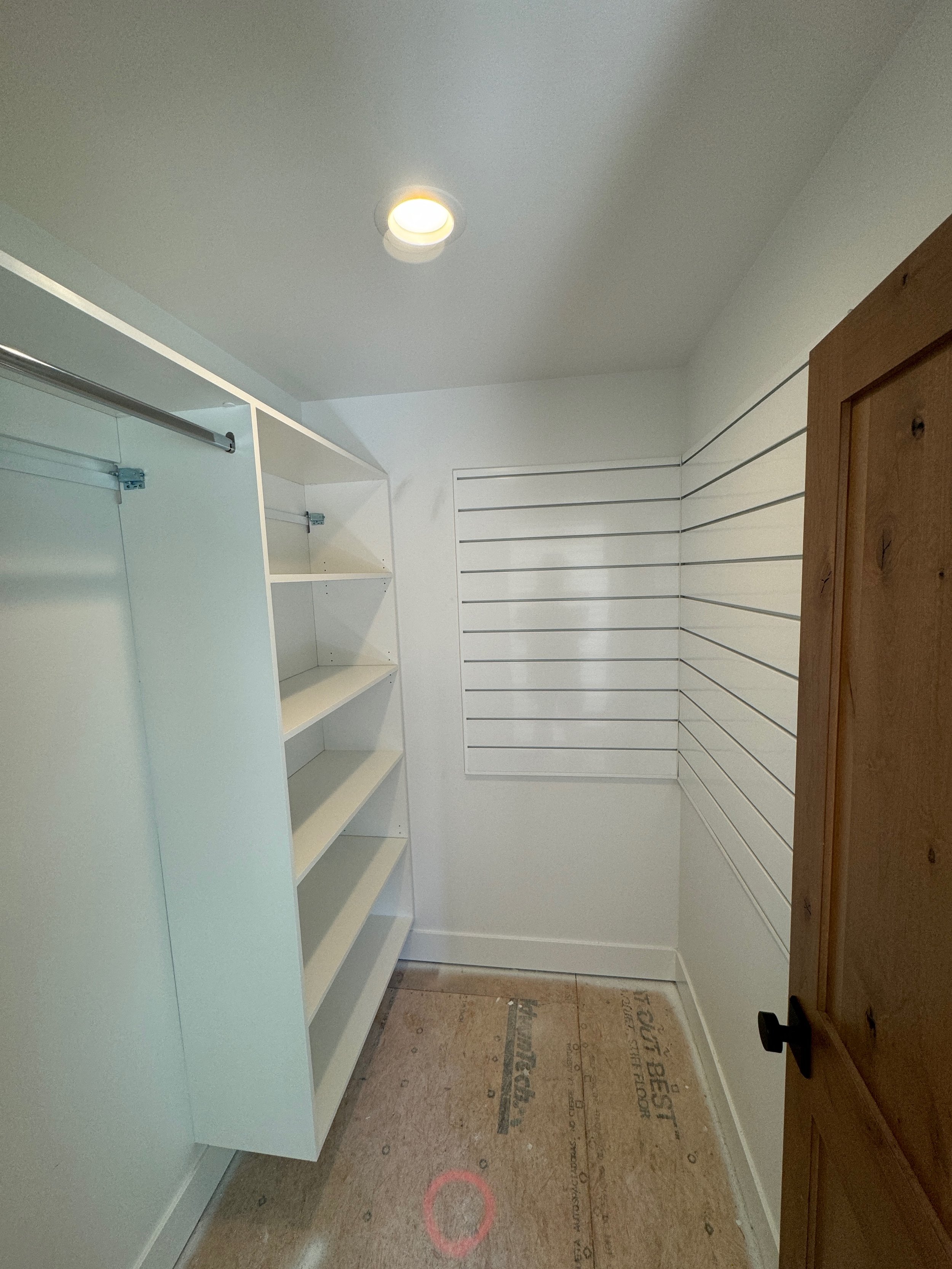 Walk-In Closet in Cle Elum — CM-034